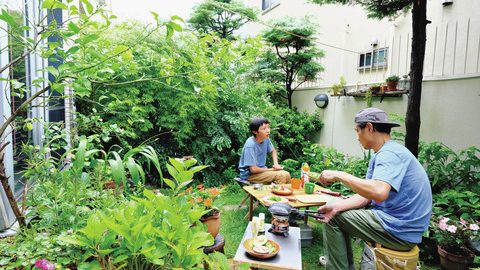 集合住宅でもアウトドア！緑豊かな庭でブランチ＆キャンプを楽しもう