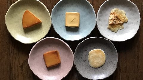 自家製おつまみ選手権！スーパーにあるチーズ５種を燻製してみた