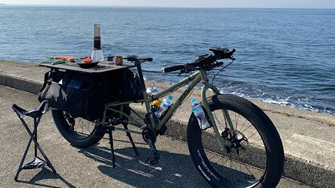 どこでもテーブルになる魔法の自転車で、場所を選ばずテイクアウトを楽しむ