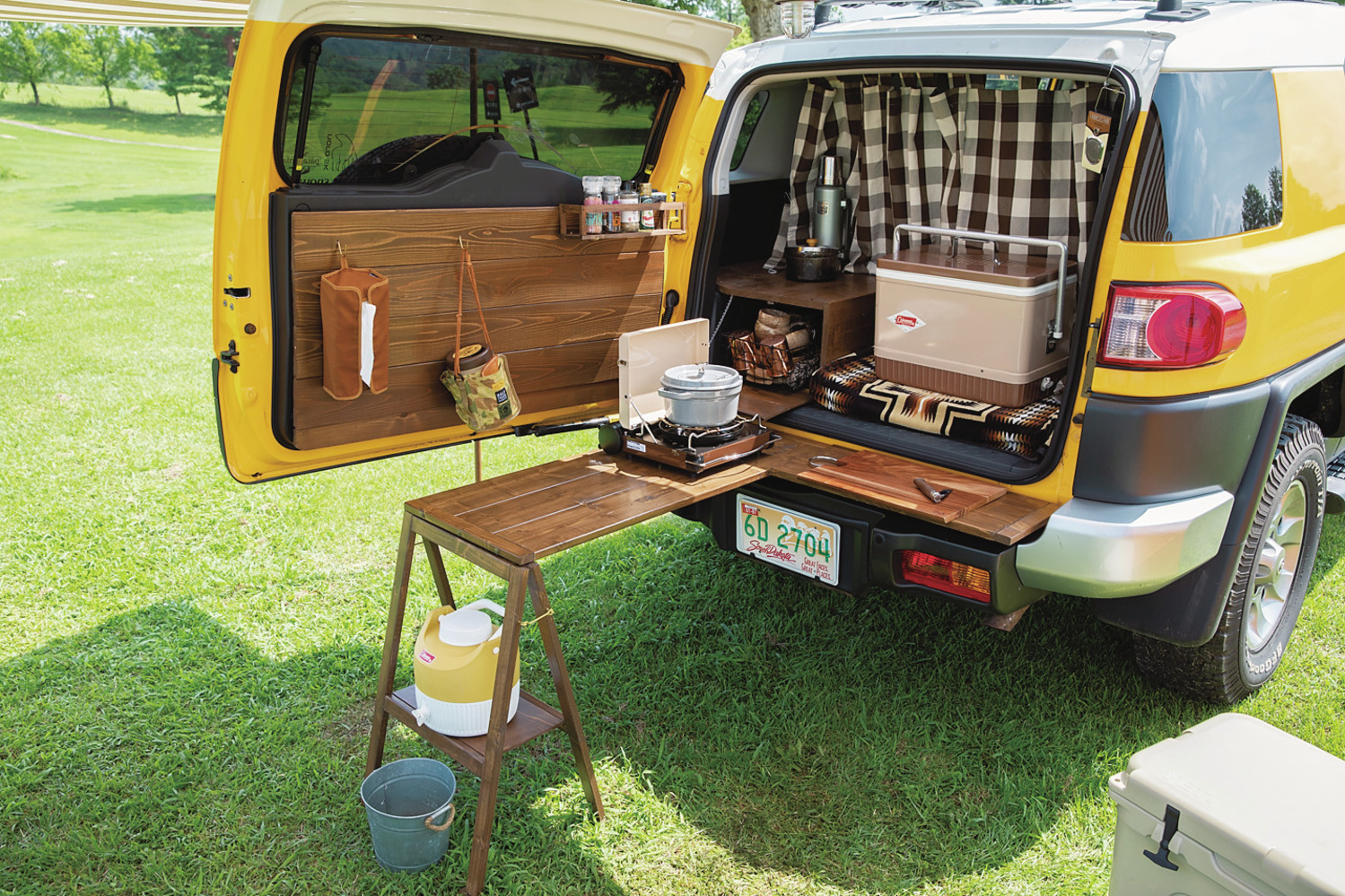 自作テーブルで車をキッチンに 手作りギアの個性派キャンプスタイル キャンプのコツ Be Pal キャンプ アウトドア 自然派生活の情報源ビーパル