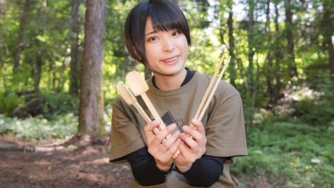 人気YouTuberかほなんがナイフとノコギリだけで竹のカトラリーを作る