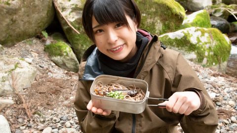 人気YouTuberかほなんが、渓流で釣った魚で簡単シンプル料理を作る