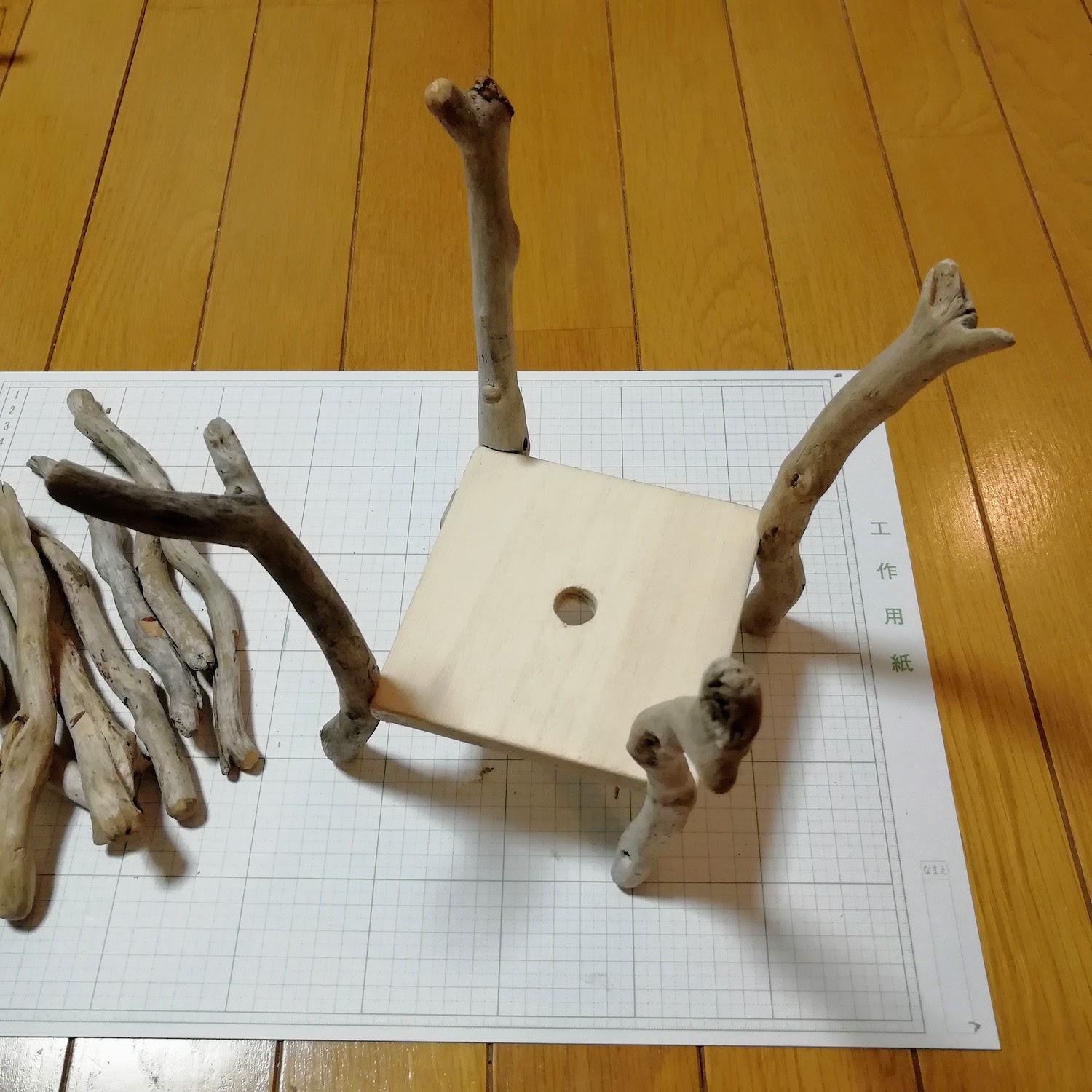 ひろった流木でオシャレなライトを自作 天然素材でお手軽ｄｉｙ 自作 Diy Be Pal キャンプ アウトドア 自然派生活の情報源ビーパル