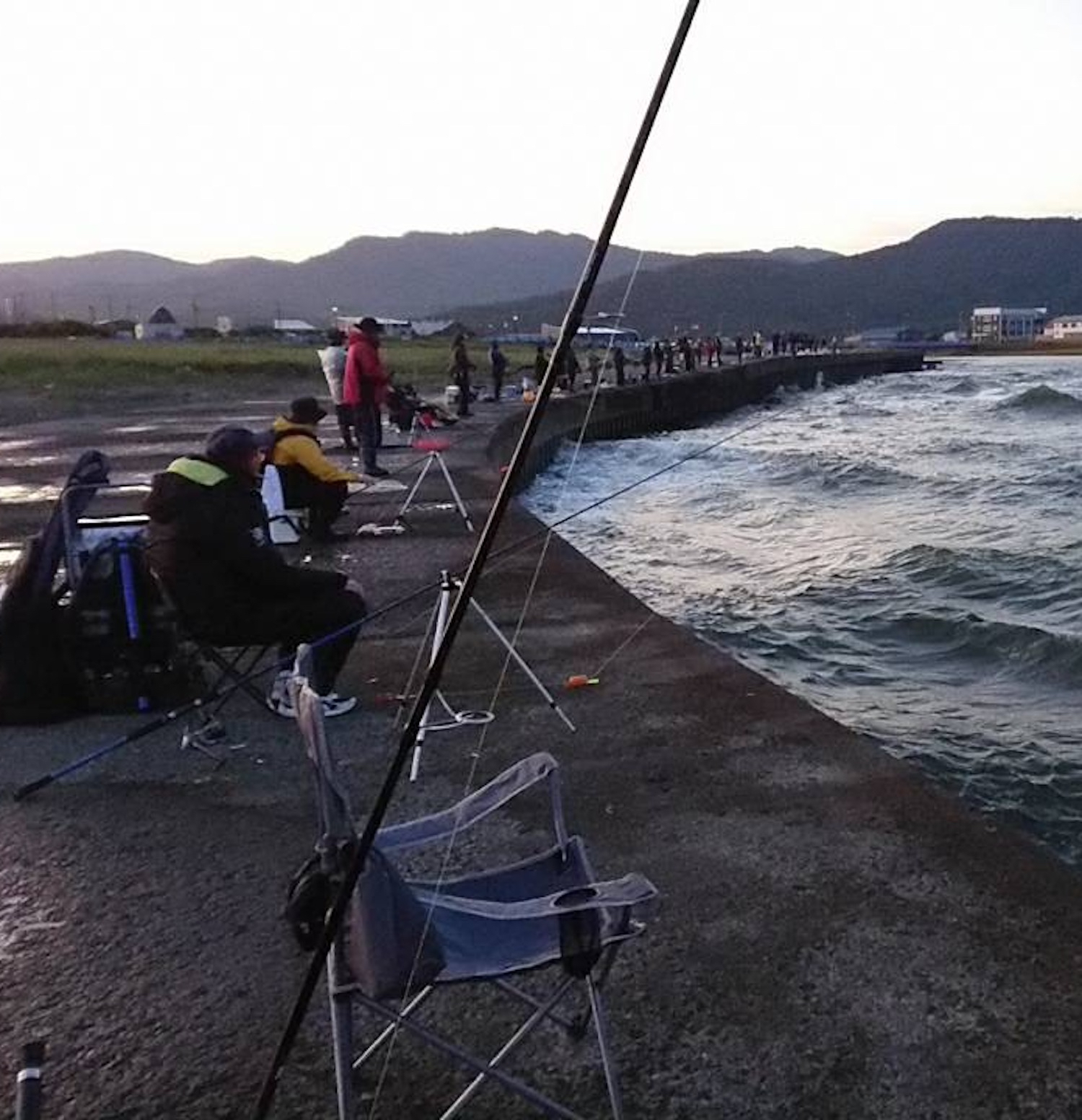 これからが本番 秋鮭の仕掛け ウキルアー 作りに挑戦 海 川 カヌー 釣り Be Pal キャンプ アウトドア 自然派生活の情報源ビーパル