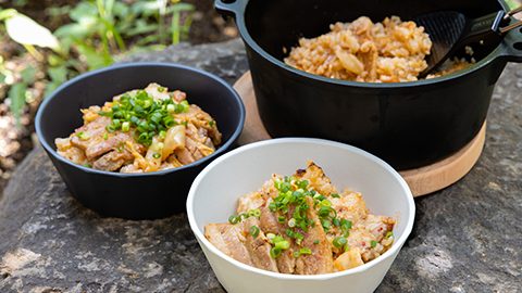 チャーハンより簡単！ダッチオーブンで作る「豚キムチと梅干の炊き込みご飯」