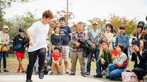 世界チャンピオンが伝授！屋内からアウトドアまでどこでも遊べる「フットバッグ」の魅力とは