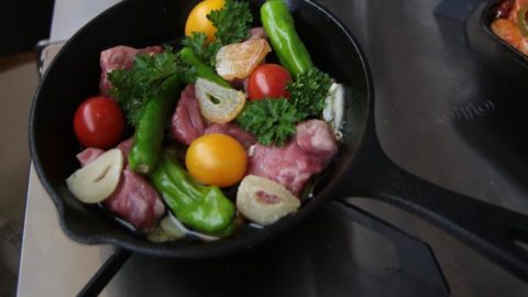 ニトリのスキレットで、プランター野菜と牛肉のアヒージョ［読者投稿記事］