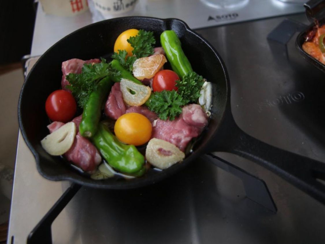 ニトリのスキレットで、プランター野菜と牛肉のアヒージョ［読者投稿記事］