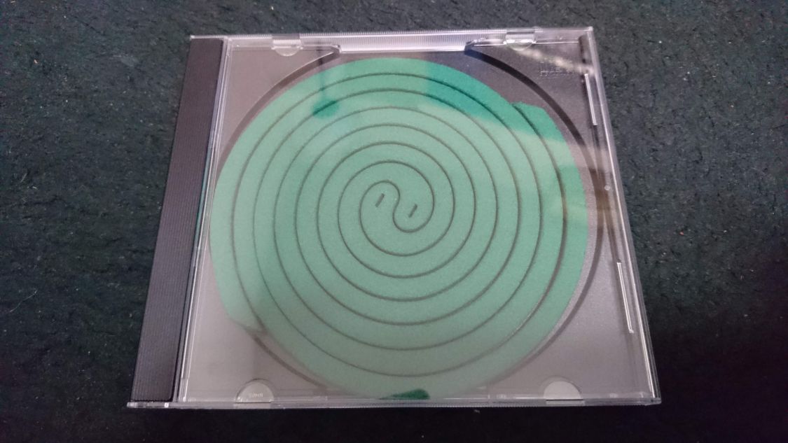 古いCDケースは蚊取線香入れに使える［読者投稿記事］