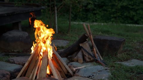 焚き火を楽しむための薪の選び方、組み方、燃やし方