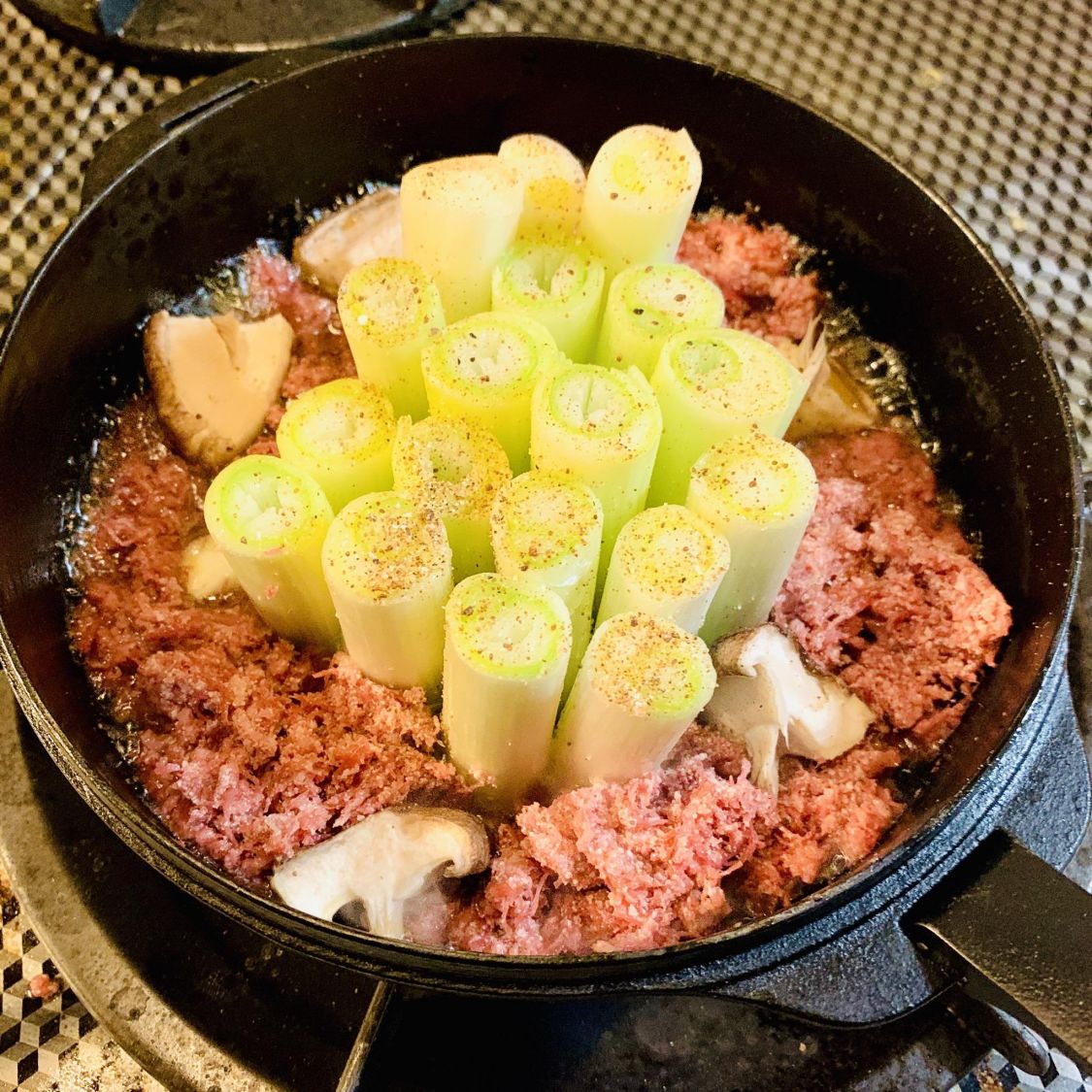 スキレットでスタンディングネギとコンビーフのすき焼き風アヒージョ［読者投稿記事］