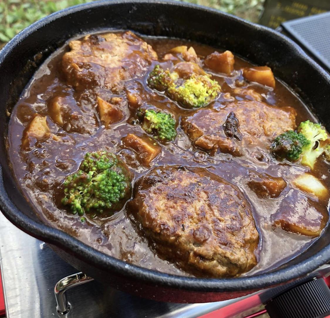 スキレットで煮込みハンバーグ［読者投稿記事］