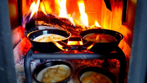 薪ストーブで小さい小さいリンゴのピザ［読者投稿記事］