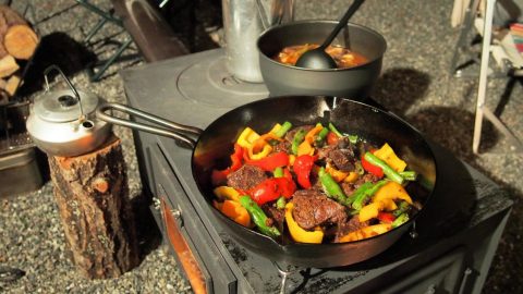 里山キャンプで鹿肉を見つけたら。スキレットで簡単ジビエ料理［読者投稿記事］