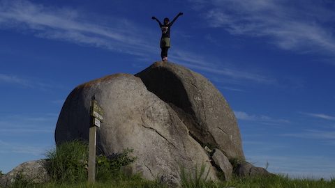 福岡県糸島の名峰、十坊山。山頂に鎮座する巨岩「坊主岩」と展望を楽しむ