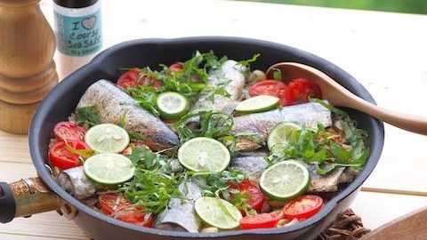 褒められキャンプ飯！フライパンひとつで手軽に作れる、秋刀魚の和風パエリア