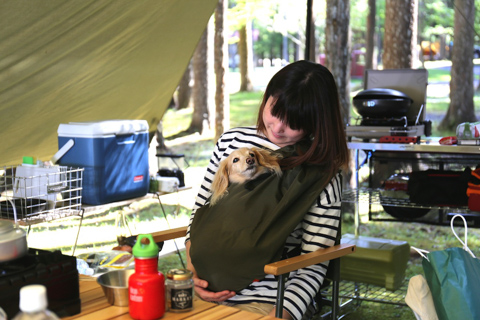 愛犬とアウトドアへ！ペット用スリング型キャリーバッグ「Go Out Sling」が大活躍