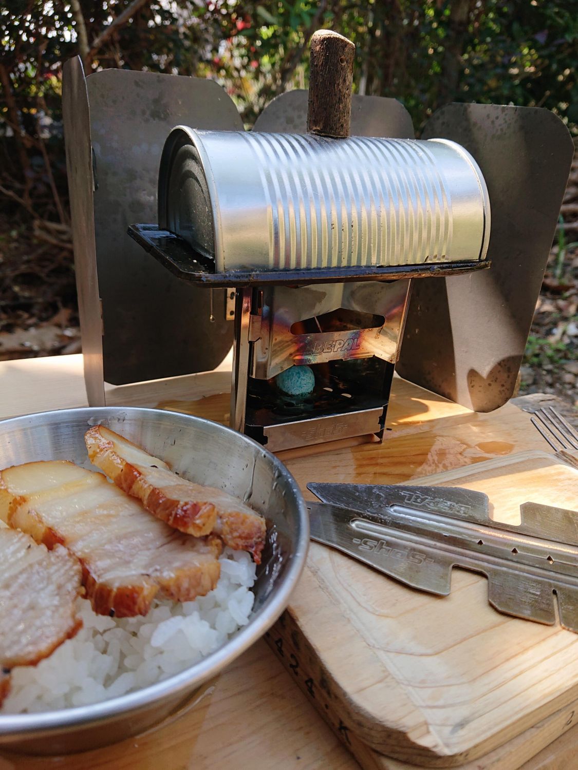 ソロトングの使い方【庭でシェラカップベーコンエッグ丼】［読者投稿記事］