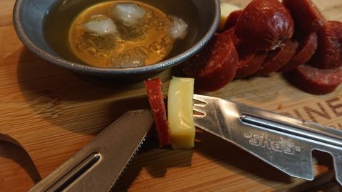 ソロトングの使い方 【燻製チーズとサラミをツマミに宅飲み】［読者投稿記事］