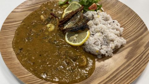 スパイスとレモンで爽やかに！レトルトカレーとさんまの蒲焼缶詰で、絶品フィッシュレモンカレー［読者投稿記事］