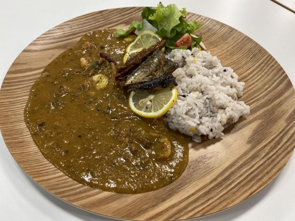スパイスとレモンで爽やかに！レトルトカレーとさんまの蒲焼缶詰で、絶品フィッシュレモンカレー［読者投稿記事］