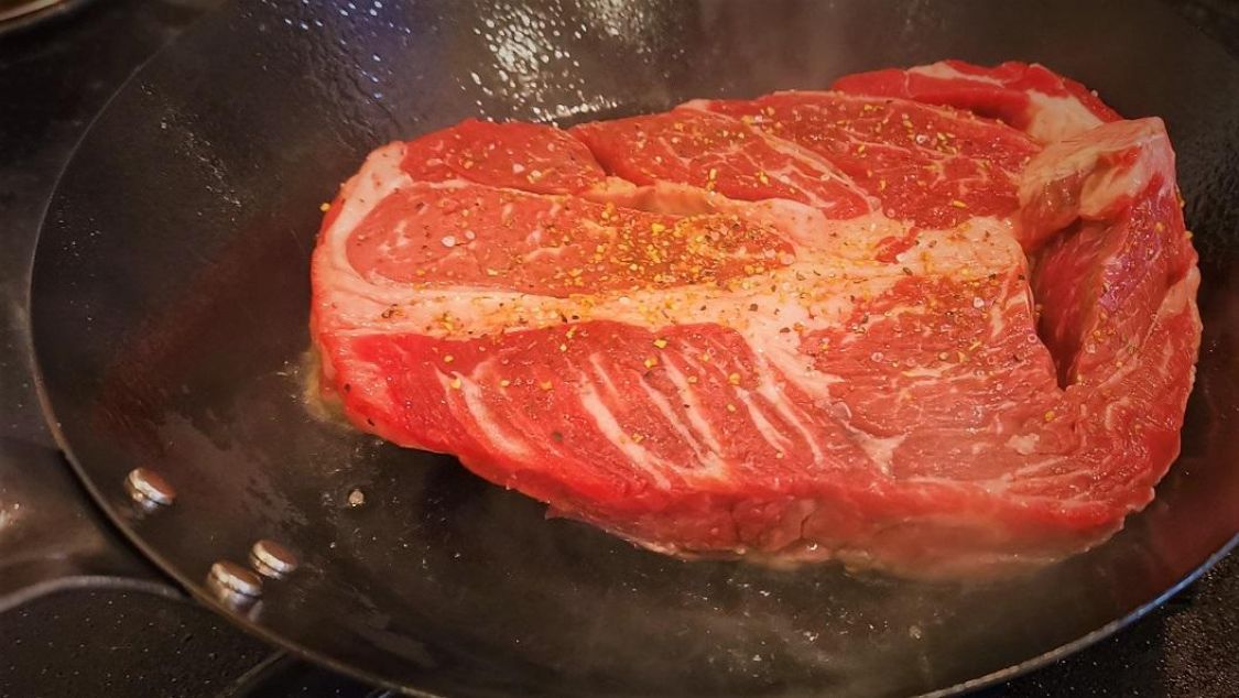 鉄フライパンで焼く肉はダイナミックで美味しい！［読者投稿記事］