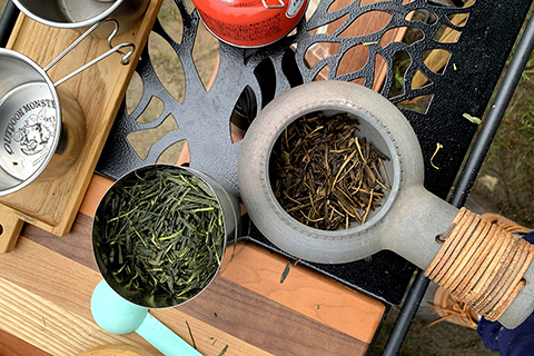 アウトドアで日本茶を焙煎！身近な道具でできる「自家製ほうじ茶づくり」のすすめ