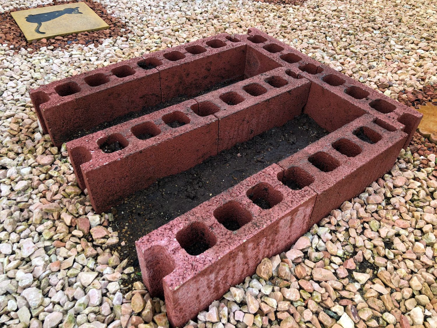 コンクリートブロックでピザ窯の基礎を作る