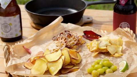スキレットで揚げ物ならお手入れも簡単！「木の実と根菜のチップス」