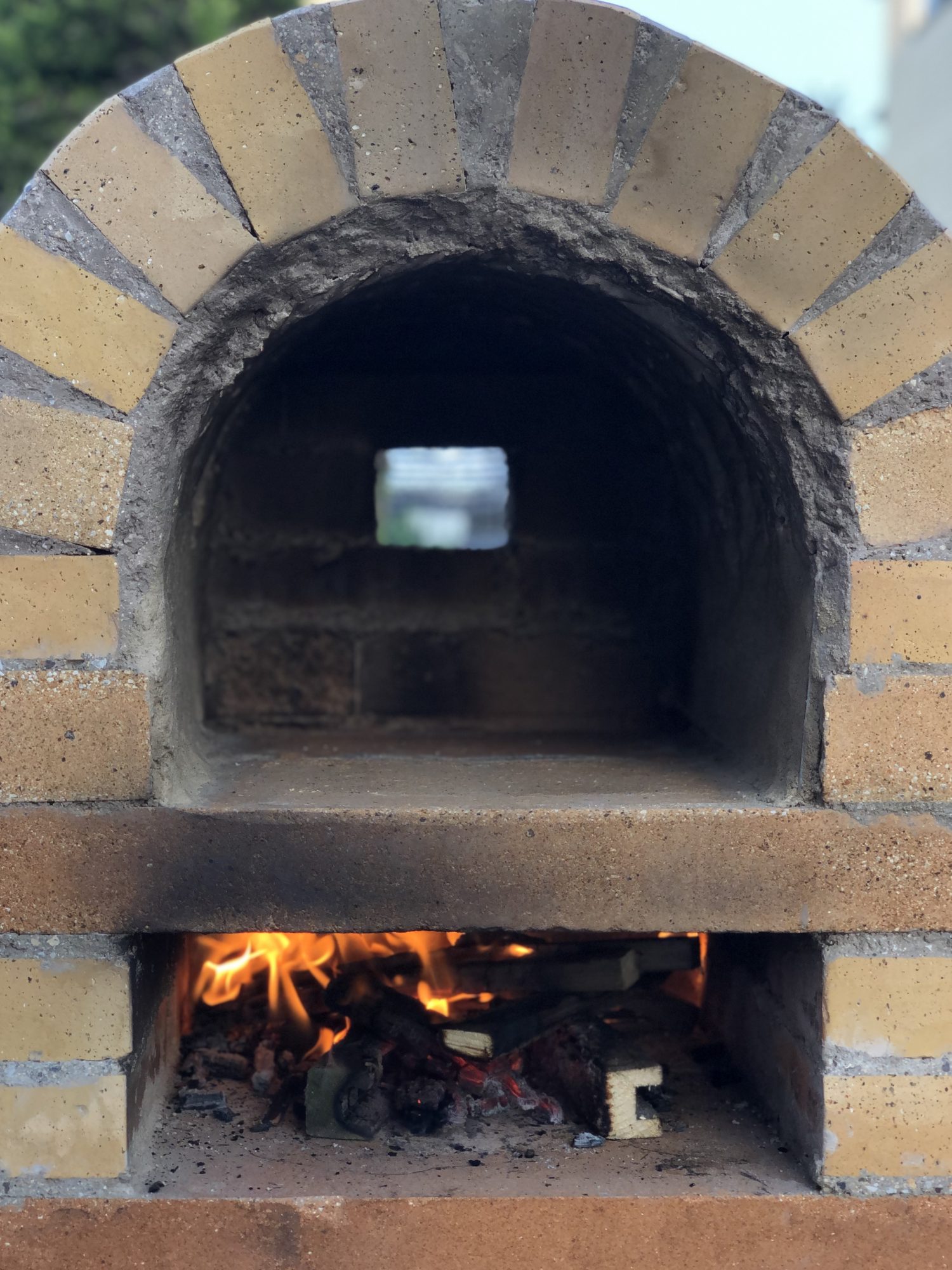 耐火煉瓦でピザ窯を作る。火を入れた状態