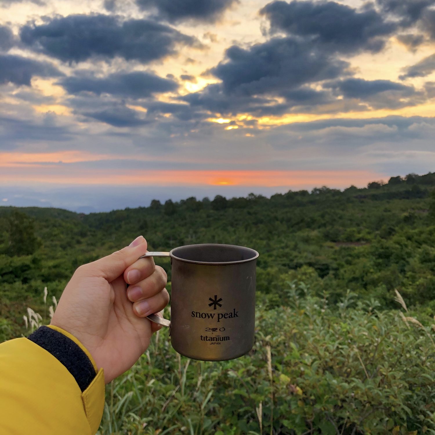 スノーピークのチタンマグカップと夕焼け