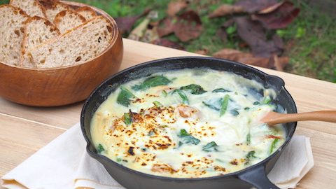 スキレット×トーチバーナーのキャンプ飯！野外でできるアツアツのポテトグラタン