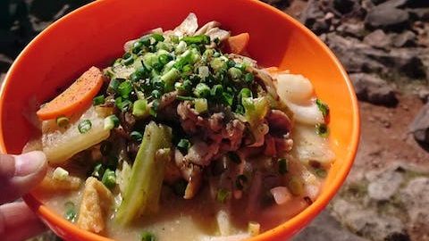 秋のハイキングご飯にピッタリ！アウトドアで作る「豚汁うどん」