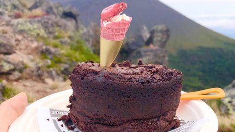 山頂でケーキを食べる［読者投稿記事］