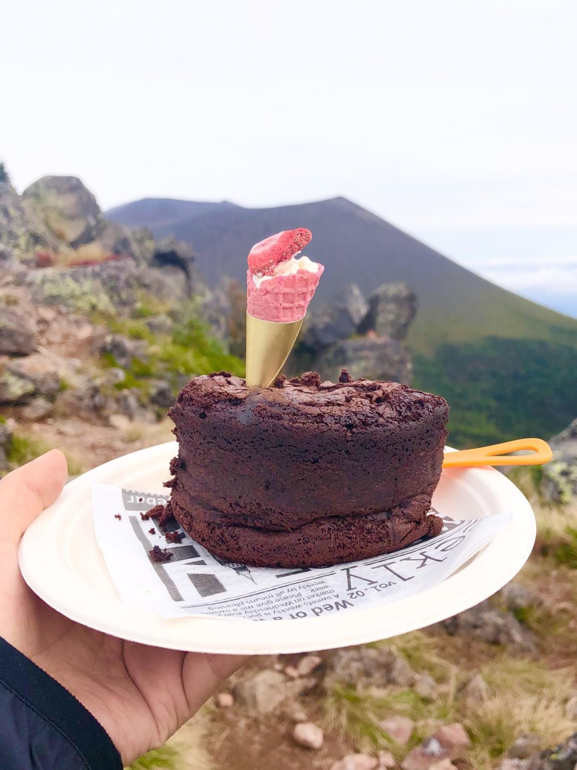 山頂でケーキを食べる［読者投稿記事］