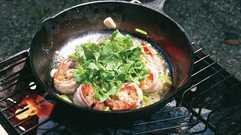 達人直伝！パクチーとスパイスの効いた、焚き火料理3つ