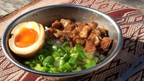 お肉×キャンプめし　台湾の屋台飯、魯肉飯（ルーローハン）のレシピを紹介！