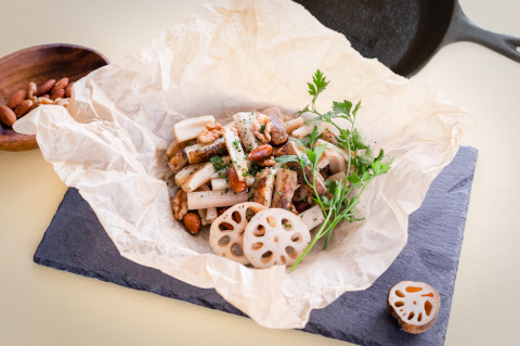 スキレットで作る“あたたかい”乾きもの『スパイシーれんこんナッツ』～ヴィーガン対応
