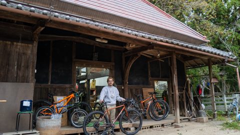 古民家に並ぶMTB。大阪唯一の「村」に誕生した自転車店