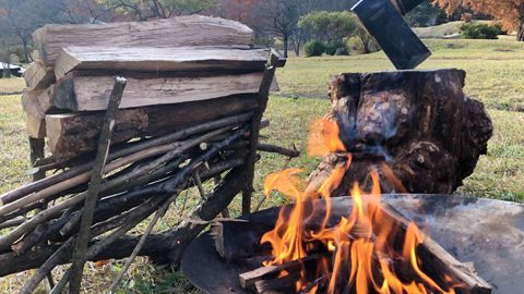 焚火の暖房効果を増大！ブッシュクラフトでリフレクターを作ろう！