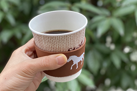 おしゃれなスリーブで温かい飲み物を飲もう レザーでカップスリーブ作り Be Pal