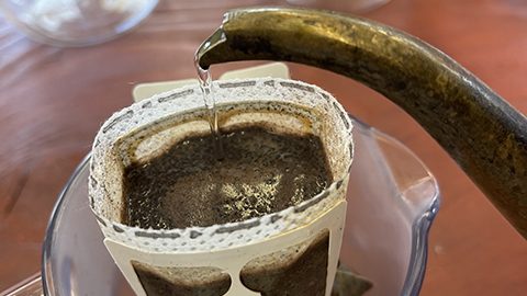 キャンプで簡単にコーヒーを淹れられる！「ドリップパック」の選び方とオススメの淹れ方