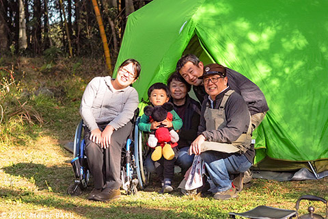 テントの前で全員集合