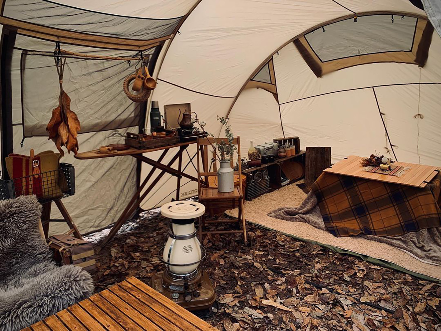 お隣さんのテントを拝見 Bepalcampstyle で見つけた参考になるテントの内側７選 キャンプのコツ Be Pal キャンプ アウトドア 自然派生活の情報源ビーパル