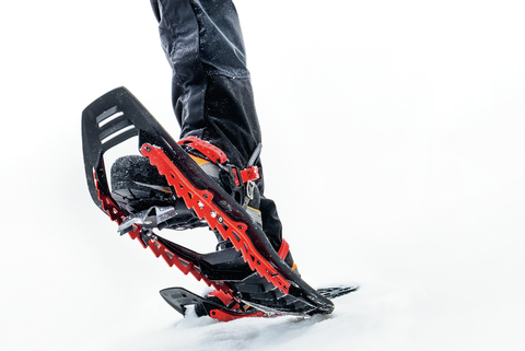 深い雪に覆われた山々を自在に歩き、そして滑るふたつのスノーギア