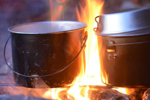 焚火での調理に最適なクッカー Dugの焚火缶が魅力的な５つの理由 調理器具 食器 Be Pal キャンプ アウトドア 自然派生活の情報源ビーパル