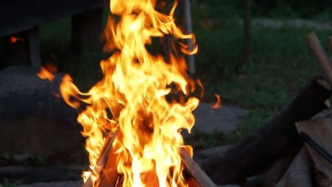 燃やし方から後始末まで、ビギナーが知るべき焚き火の基礎知識