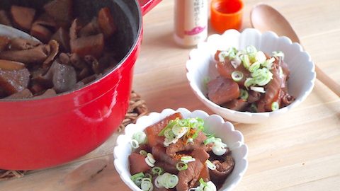冬キャンプは鍋で名古屋飯！おつまみにもぴったりな豚ホルモンの味噌煮込みレシピ