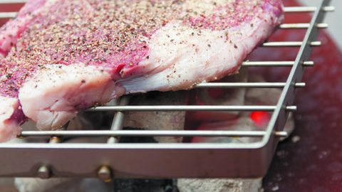炭火や焚き火で肉を焼くときに、塩をふるのはどのタイミング？