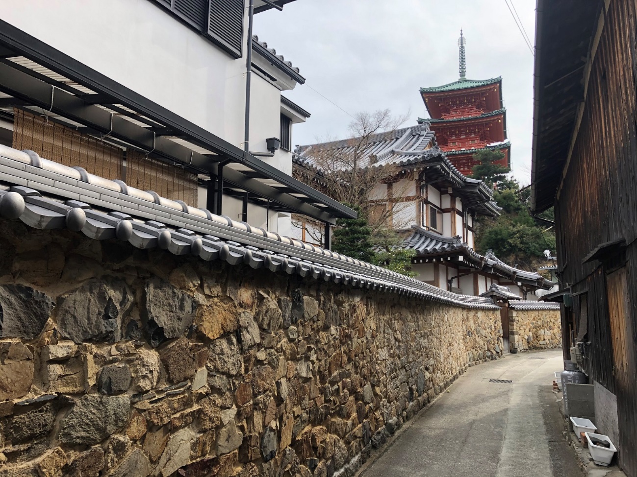 島内の古い石塀と寺院の塔